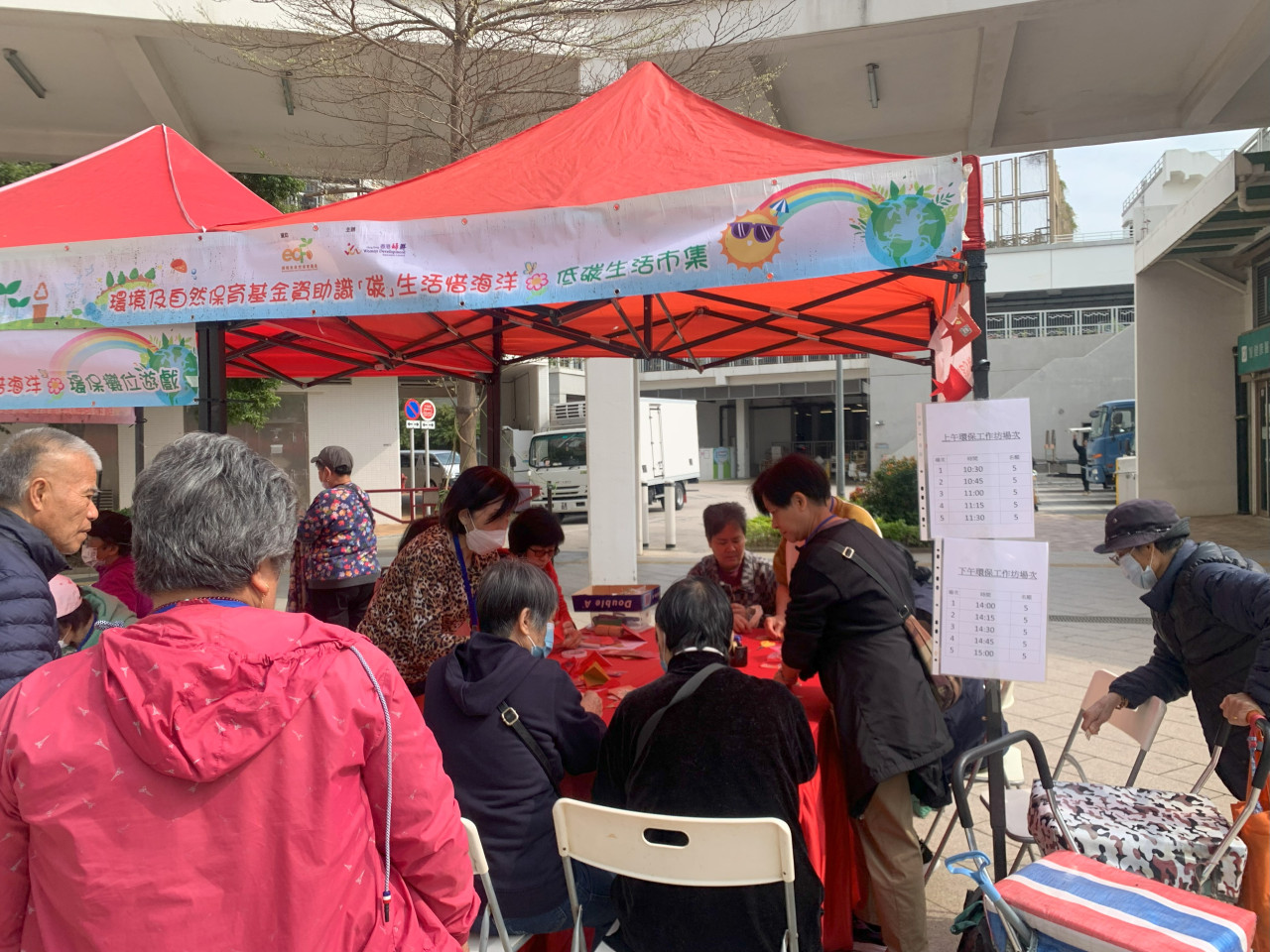 2025年2月20日在洪福邨舉行低碳生活市集，現場市民參與環保工作坊